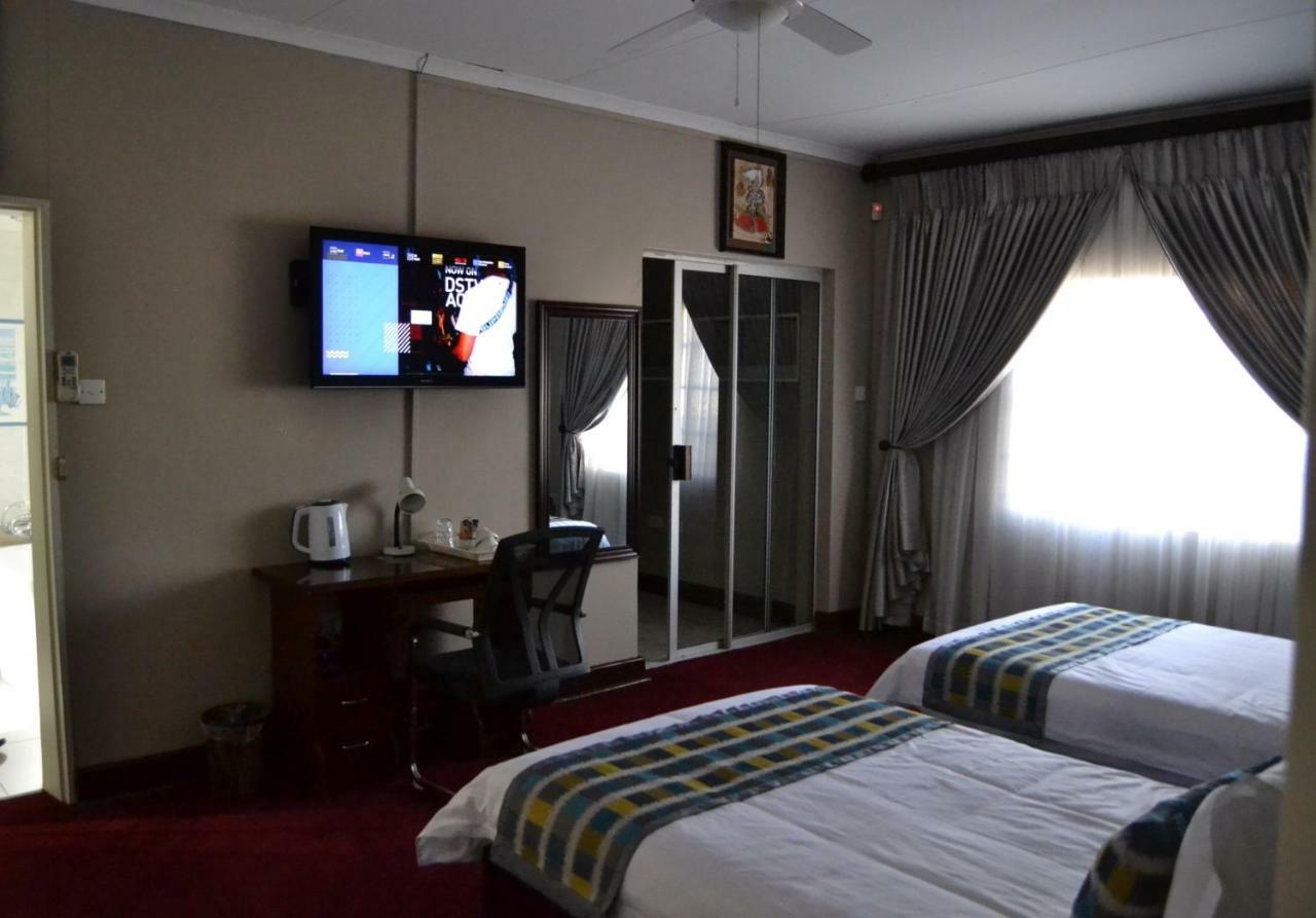 Triple Palms Bed And Breakfast ハボローネ エクステリア 写真