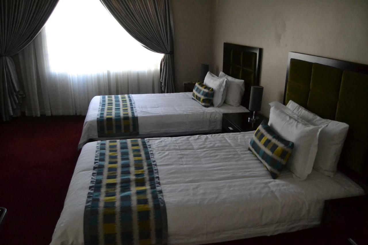 Triple Palms Bed And Breakfast ハボローネ エクステリア 写真