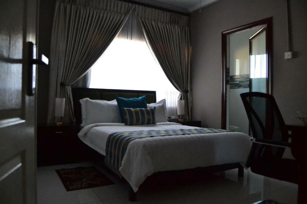 Triple Palms Bed And Breakfast ハボローネ エクステリア 写真